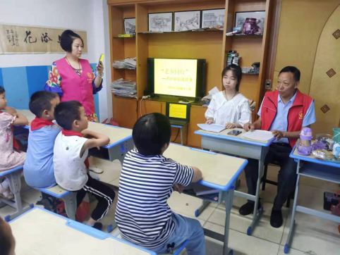 访仙镇关工委举行“七彩夏日”系列活动： “老少同台”讲故事